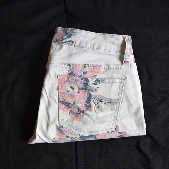 American Eagle Outfitters Denim - American Eagle White Floral Zip Ankle Skinny Jeans